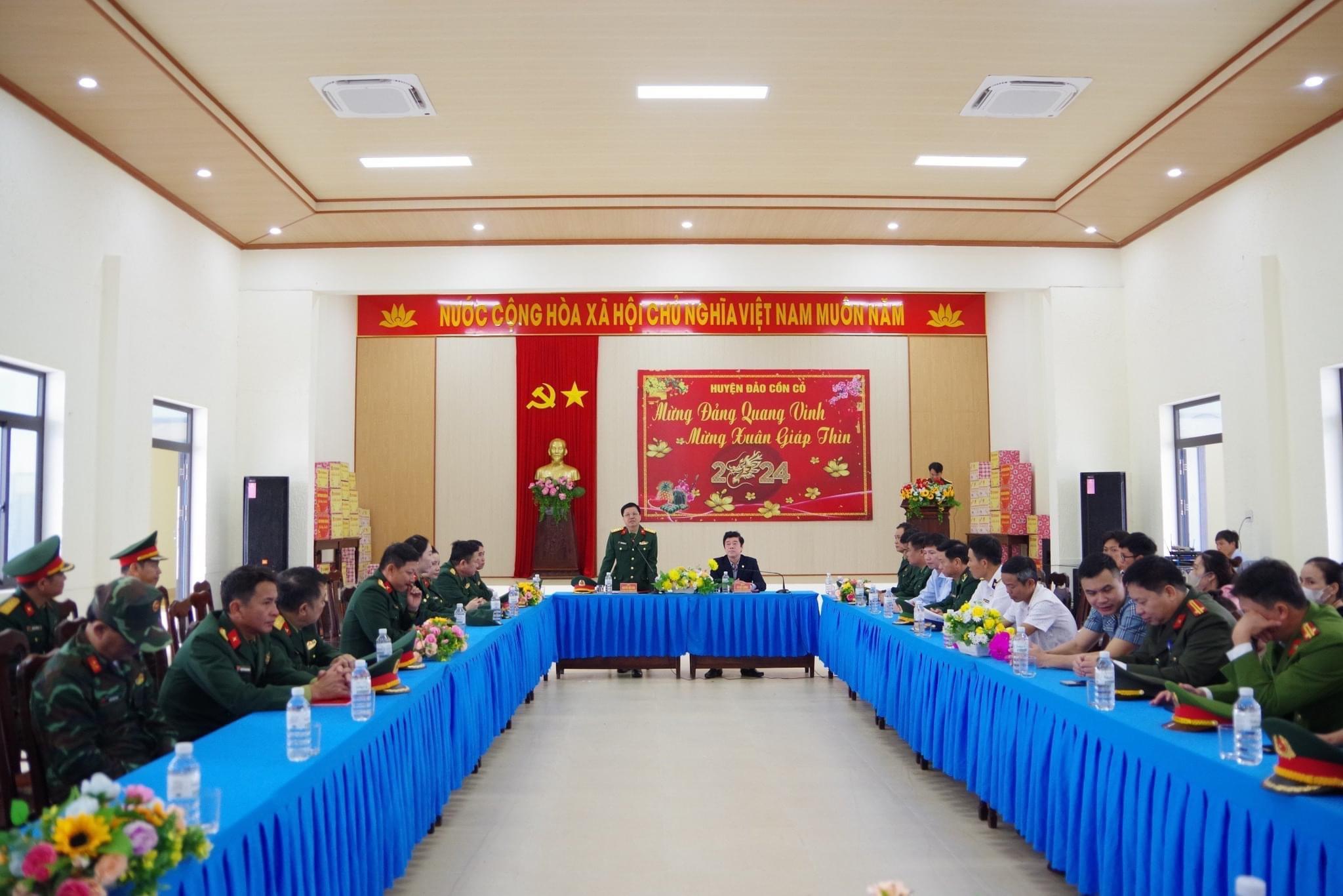 Đoàn công tác của Tỉnh ủy, HĐND, UBND, Ủy ban MTTQ Việt Nam, chúc Tết quân và dân huyện đảo Cồn...