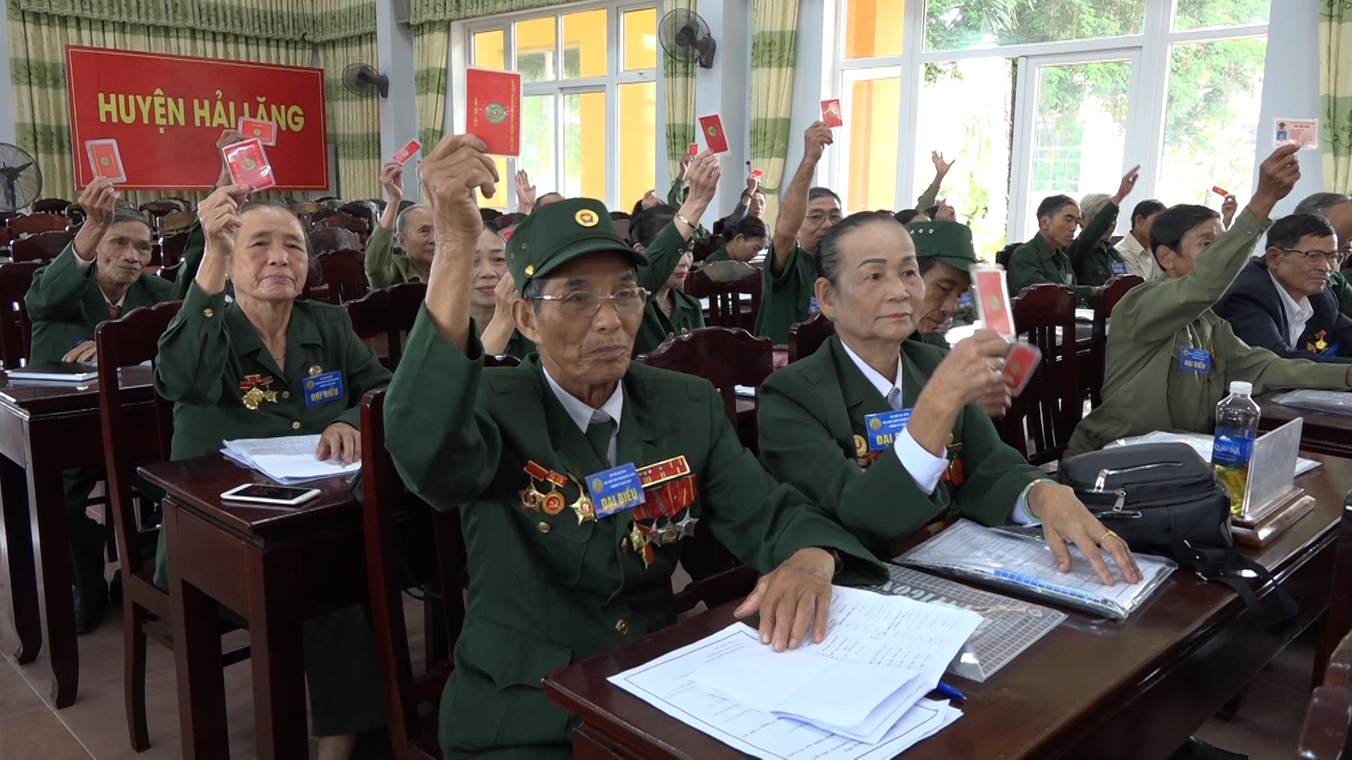 Các đại biểu biểu quyết tại đại hội