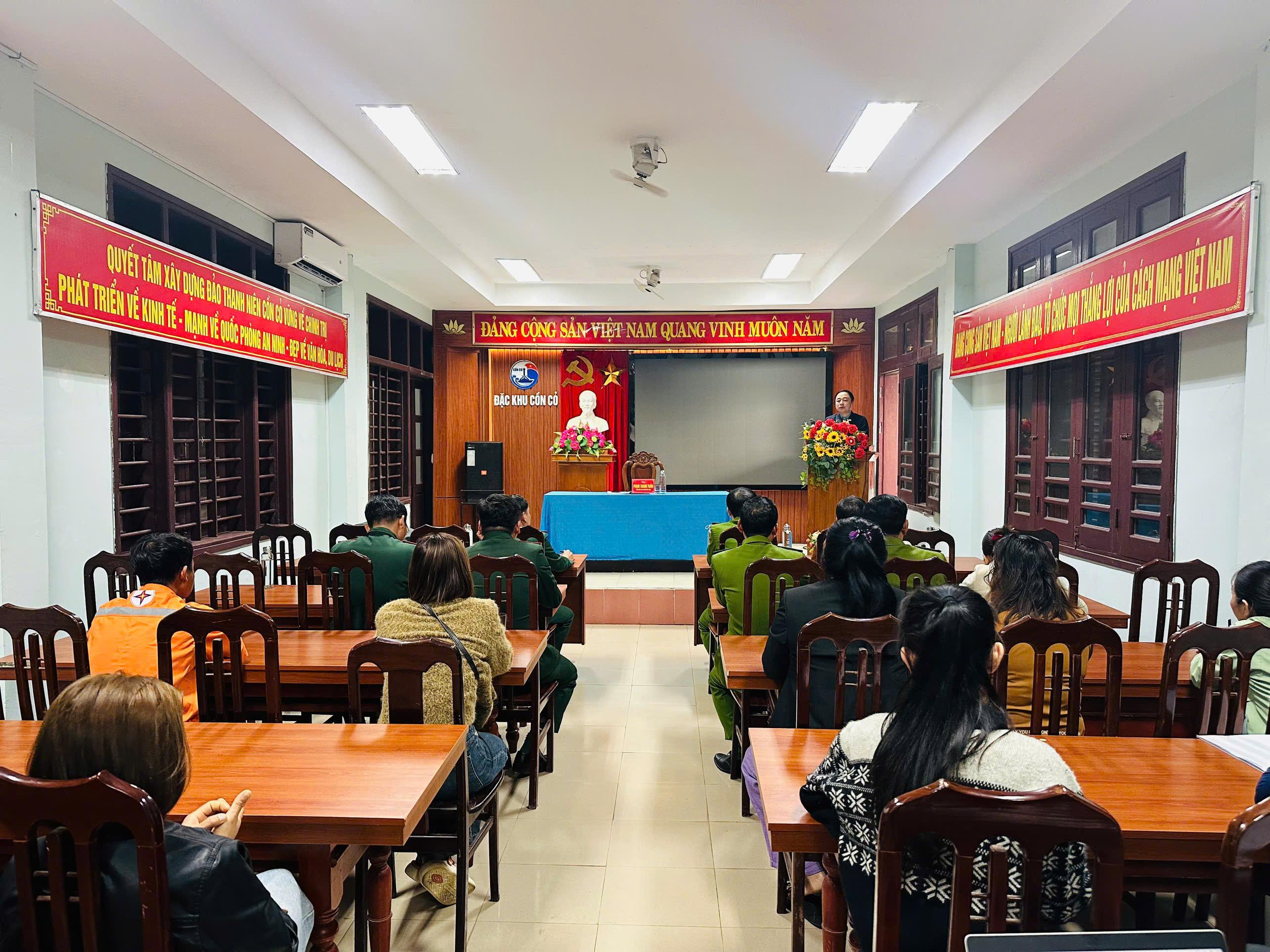 UBND đặc khu Cồn Cỏ làm việc với các đơn vị, hộ gia đình kinh doanh, dịch vụ trên địa bàn