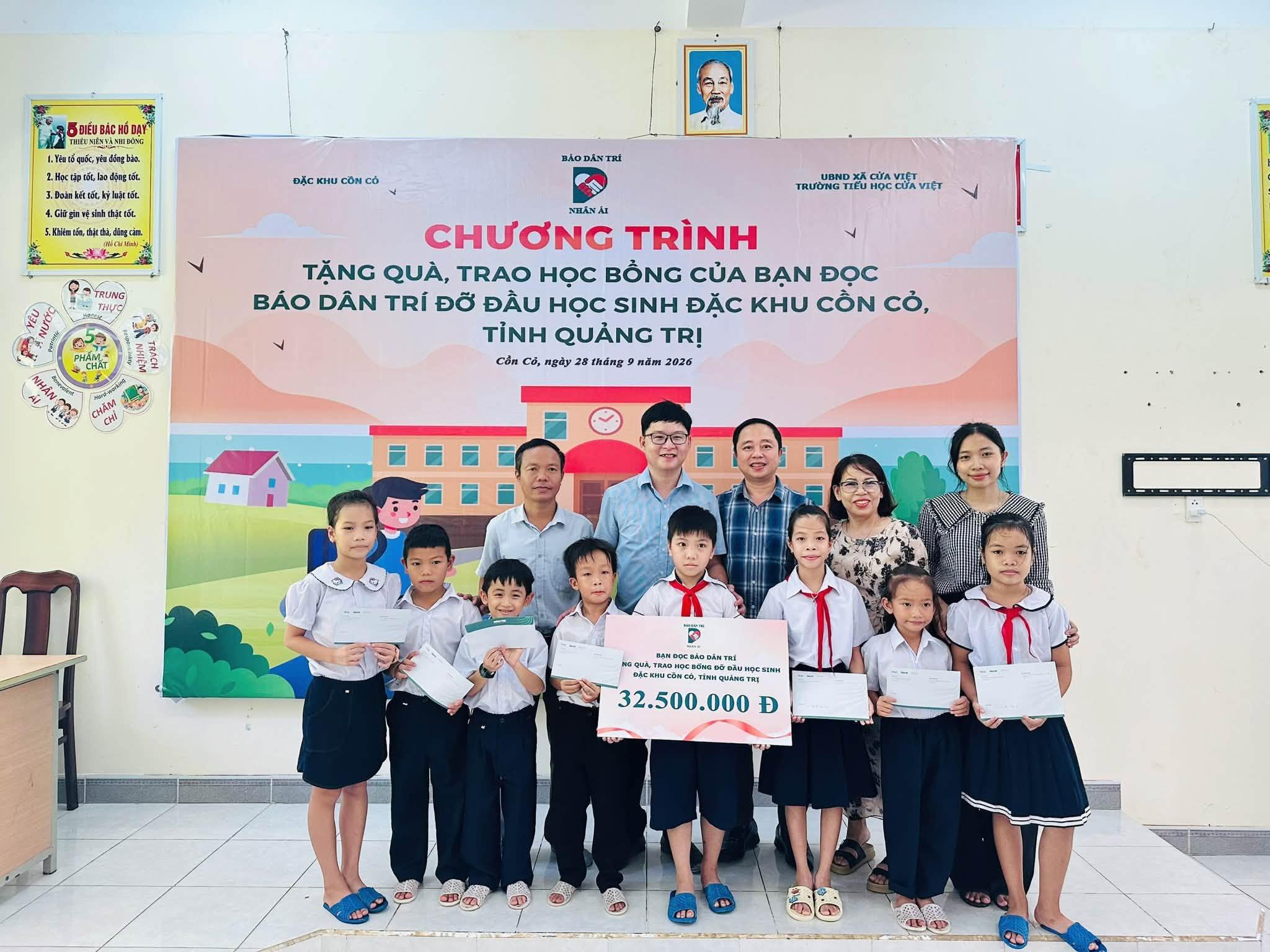 Tặng quà, trao học bổng học sinh Trường Tiểu học - Mầm non Hoa phong Ba
