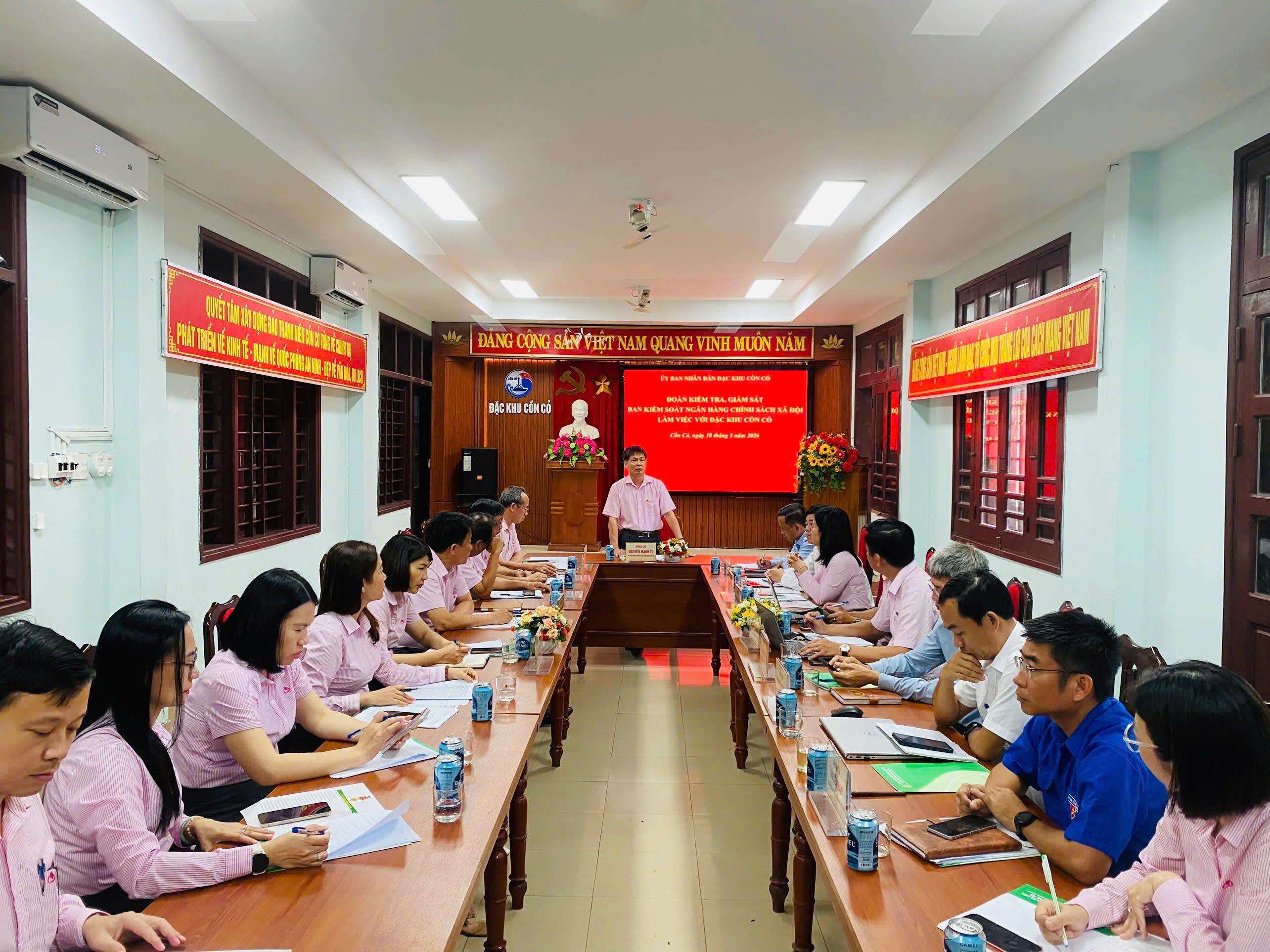 Đoàn kiểm tra, giám sát Ban kiểm soát ngân hàng chính sách xã hội làm việc với đặc khu Cồn Cỏ