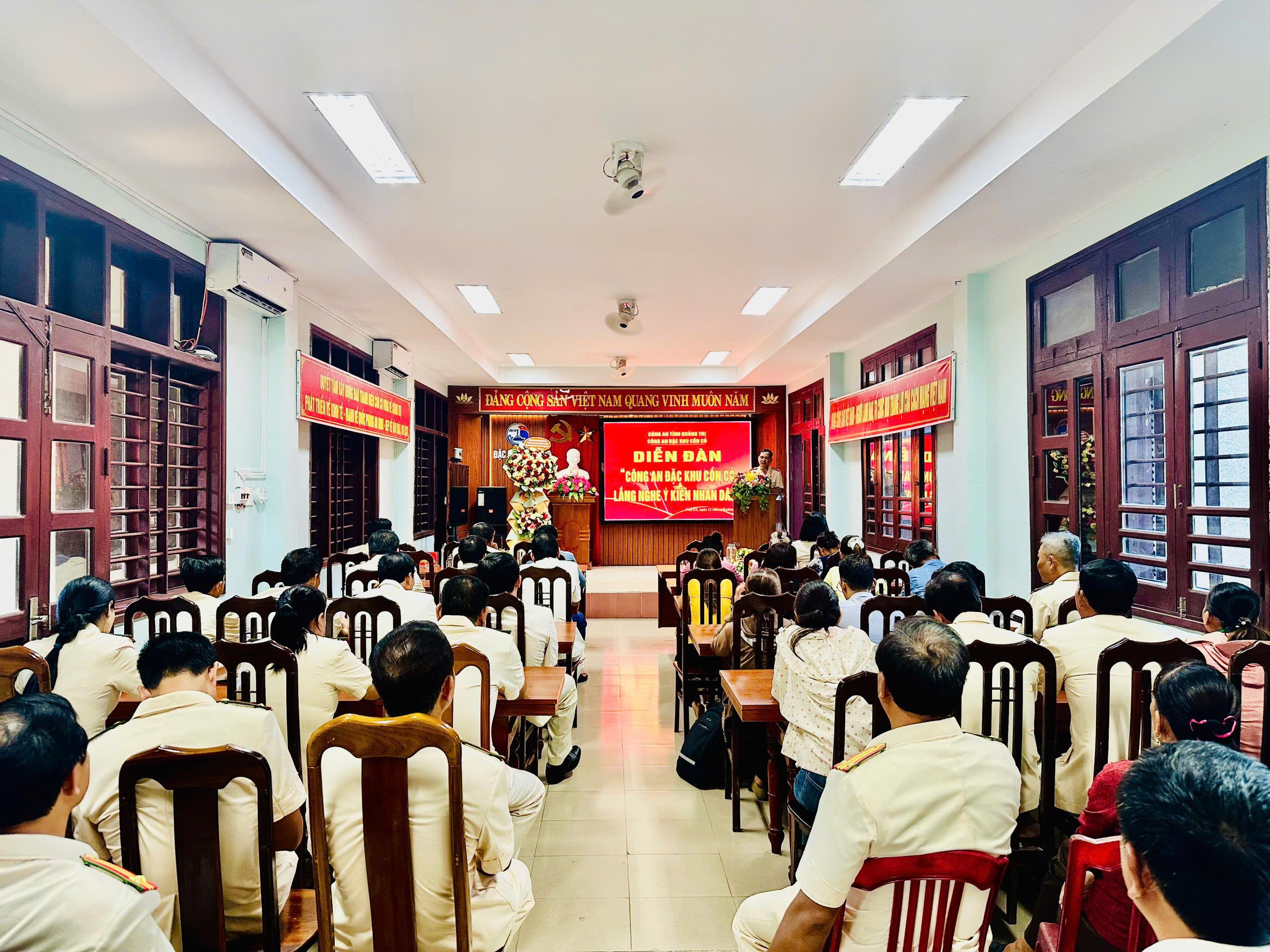 Diễn đàn công an lắng nghe ý kiến nhân dân