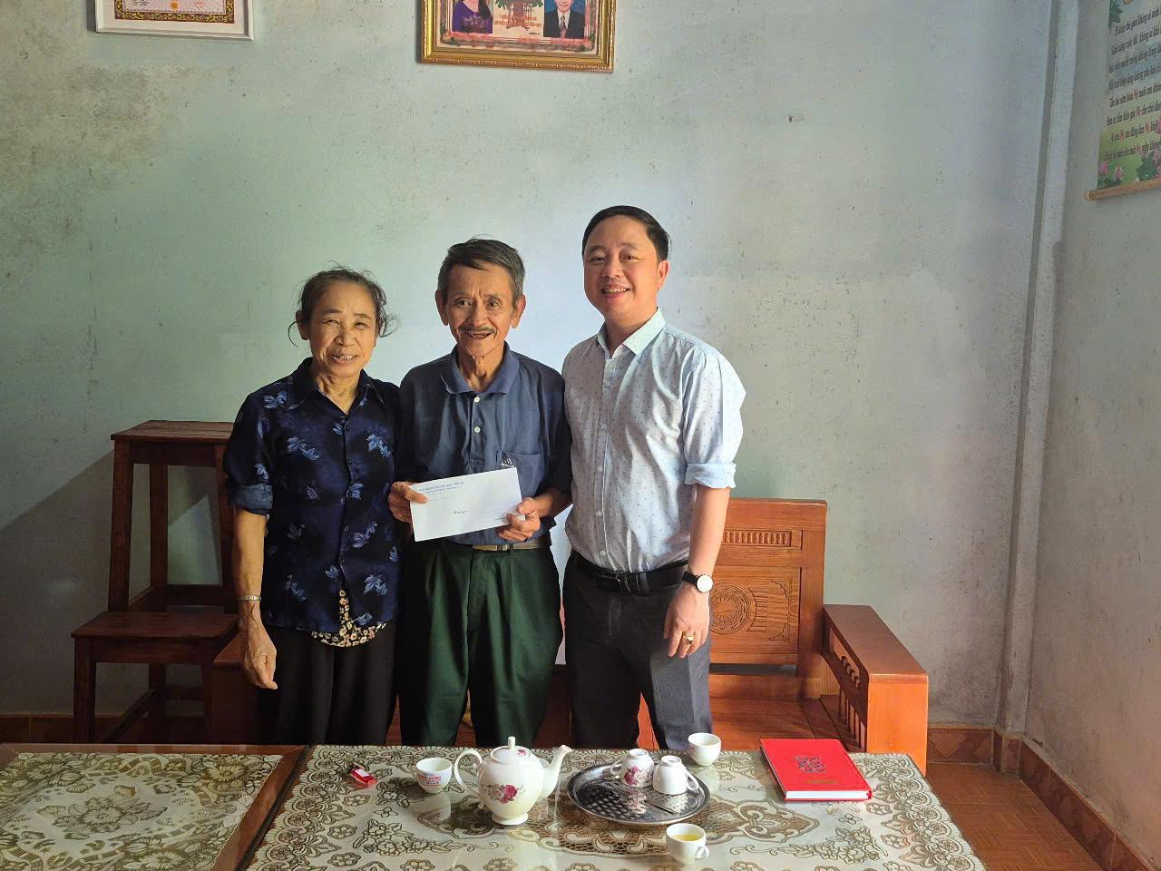 Lãnh đạo đặc khu thăm hỏi và tặng quà gia đình chính sách, người có công