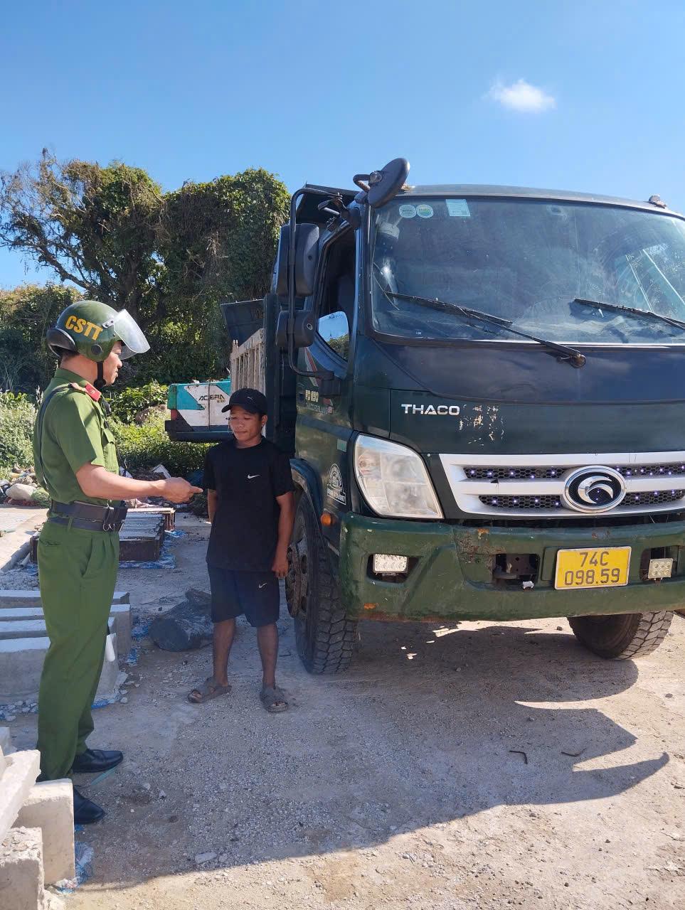 Công an đặc khu Cồn Cỏ tăng cường tuần tra, kiểm soát, đảm bảo trật tự an toàn giao thông trên địa...