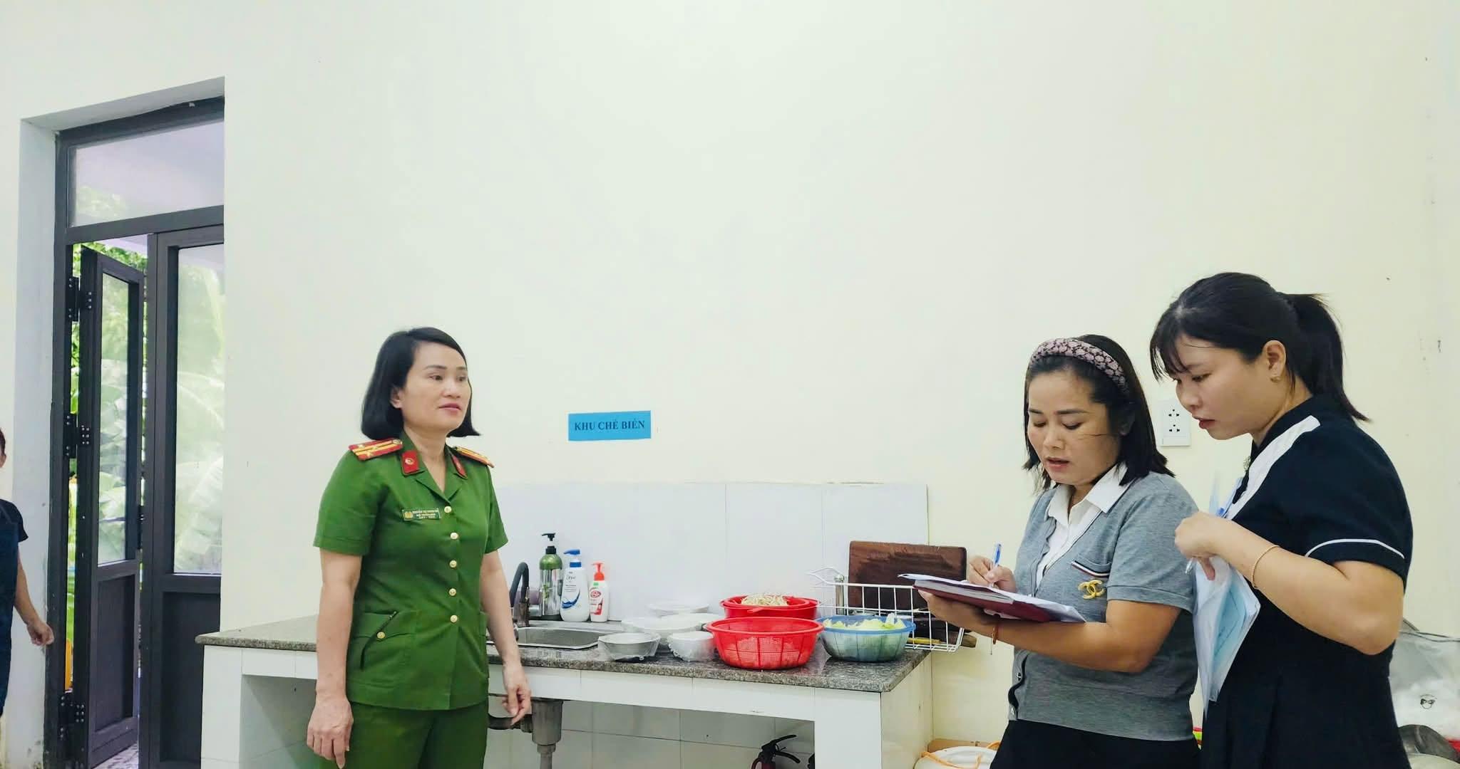Kiểm tra vệ sinh môi trường, an toàn thực phẩm tại bếp bán trú Trường Mầm non - Tiểu học Hoa Phong...