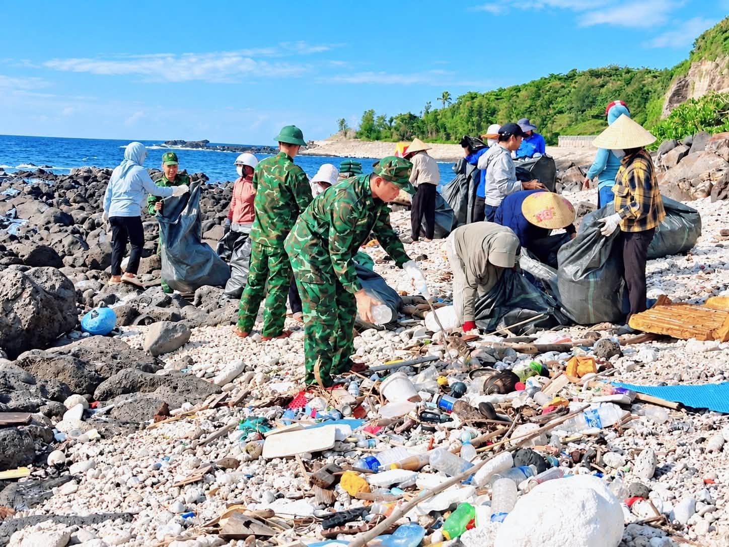 Tuổi trẻ Cồn Cỏ ra quân vệ sinh môi trường
