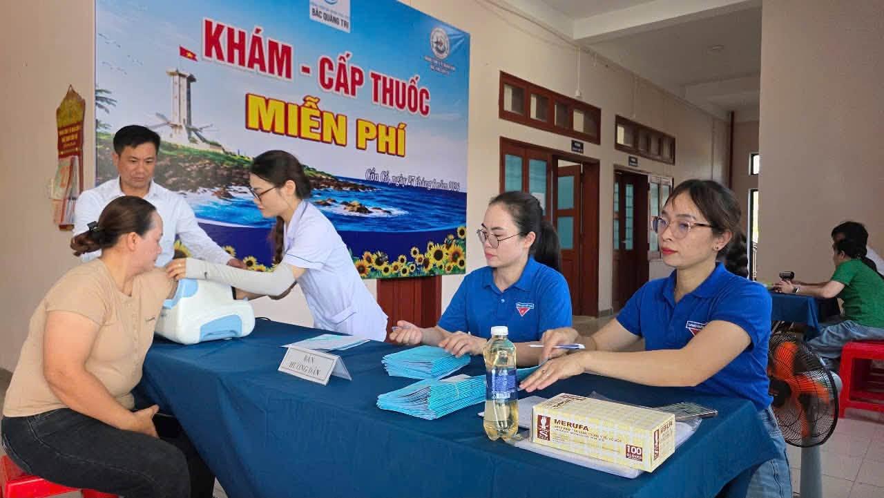 THĂM KHÁM, TƯ VẤN SỨC KHỎE VÀ CẤP PHÁT THUỐC MIỄN PHÍ CHO CÁN BỘ, CHIẾN SĨ VÀ NHÂN DÂN TRÊN ĐẢO...