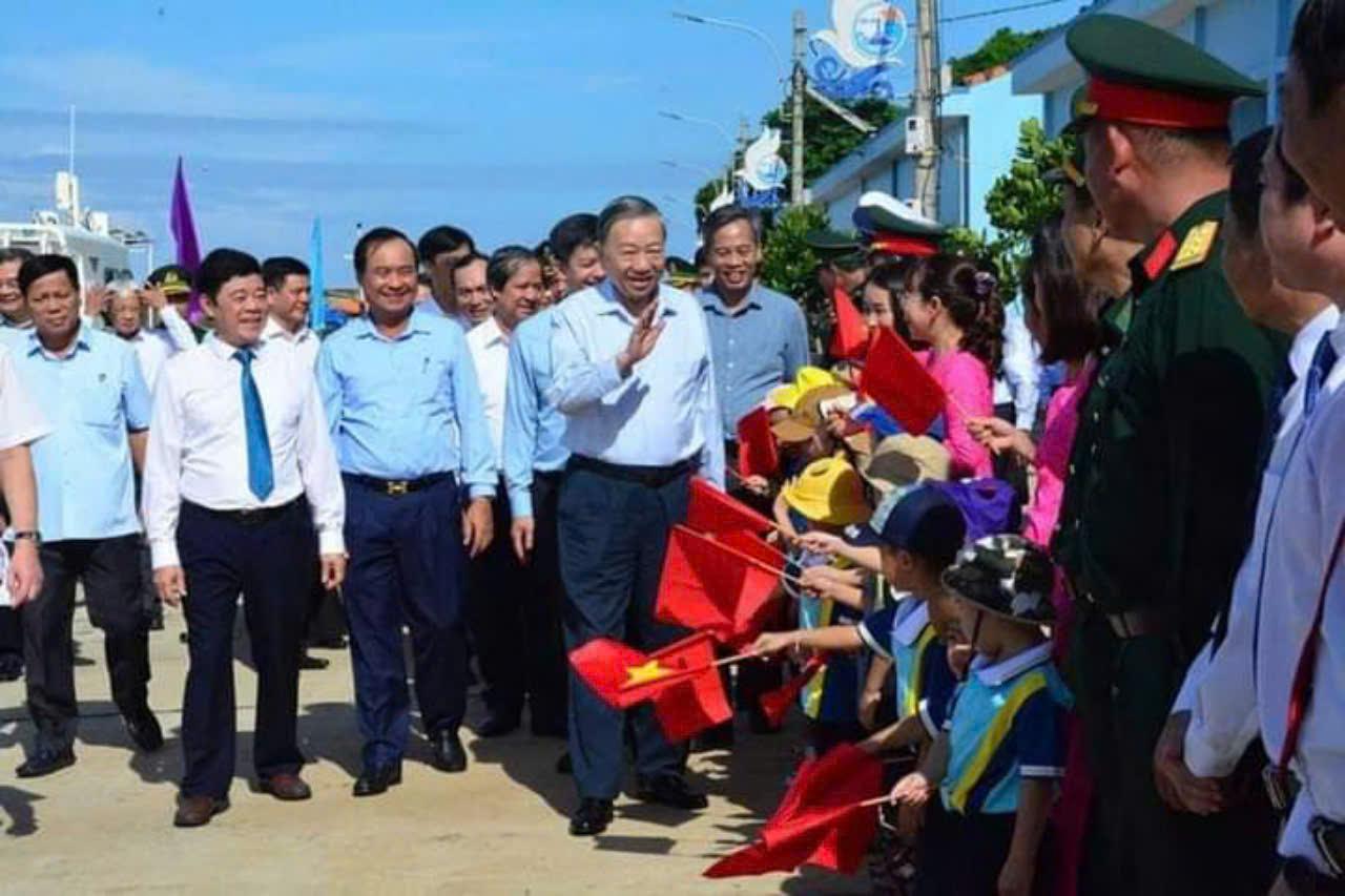 Tổng Bí thư, Chủ tịch nước Tô Lâm thăm, làm việc tại huyện đảo Cồn Cỏ