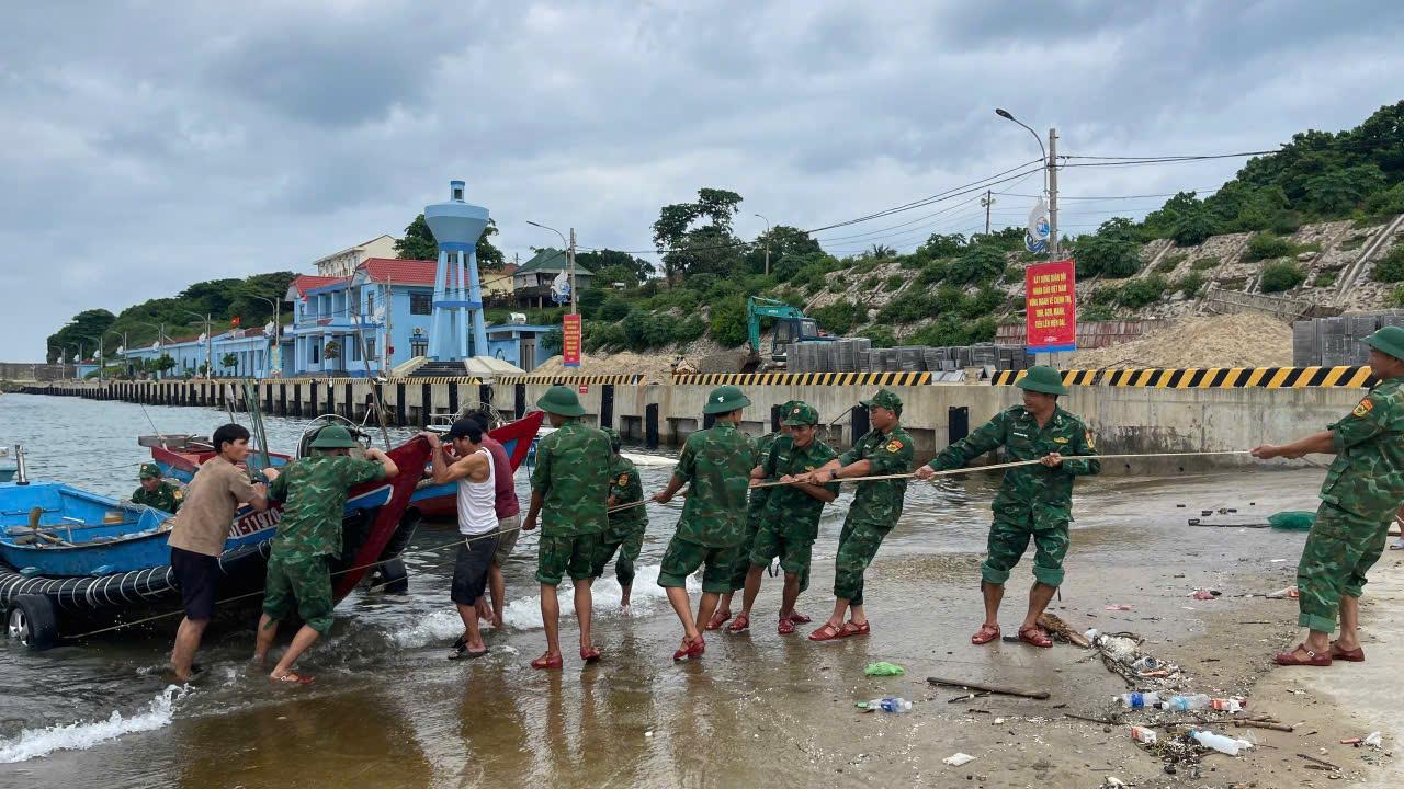 Cồn Cỏ khẩn trương khắc phục hậu quả sau bão số 6