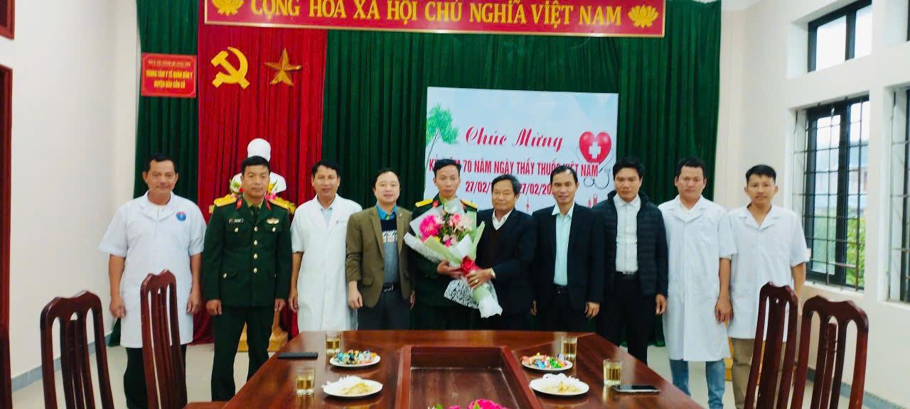 Lãnh đạo huyện thăm, chúc mừng Trung tâm y tế quân - dân y nhân kỷ niệm 70 năm Ngày Thầy thuốc Việt...