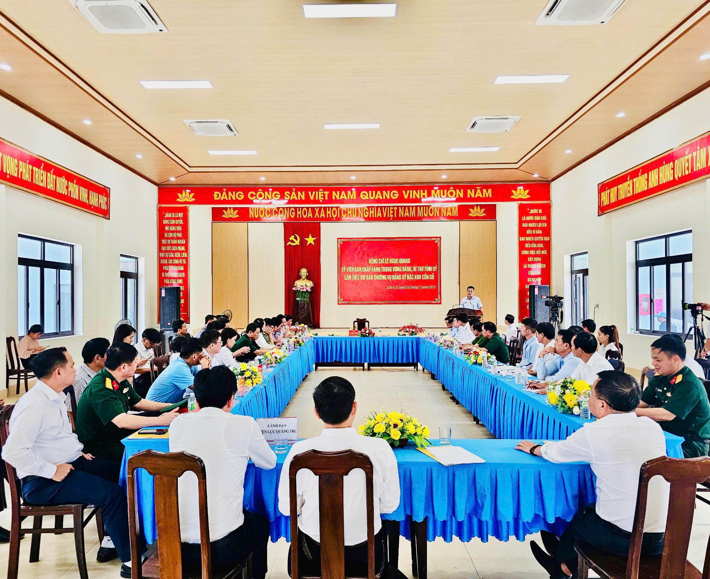 Đoàn công tác Thường trực Tỉnh ủy làm việc với Ban Thường vụ Đảng ủy Đặc khu Cồn Cỏ