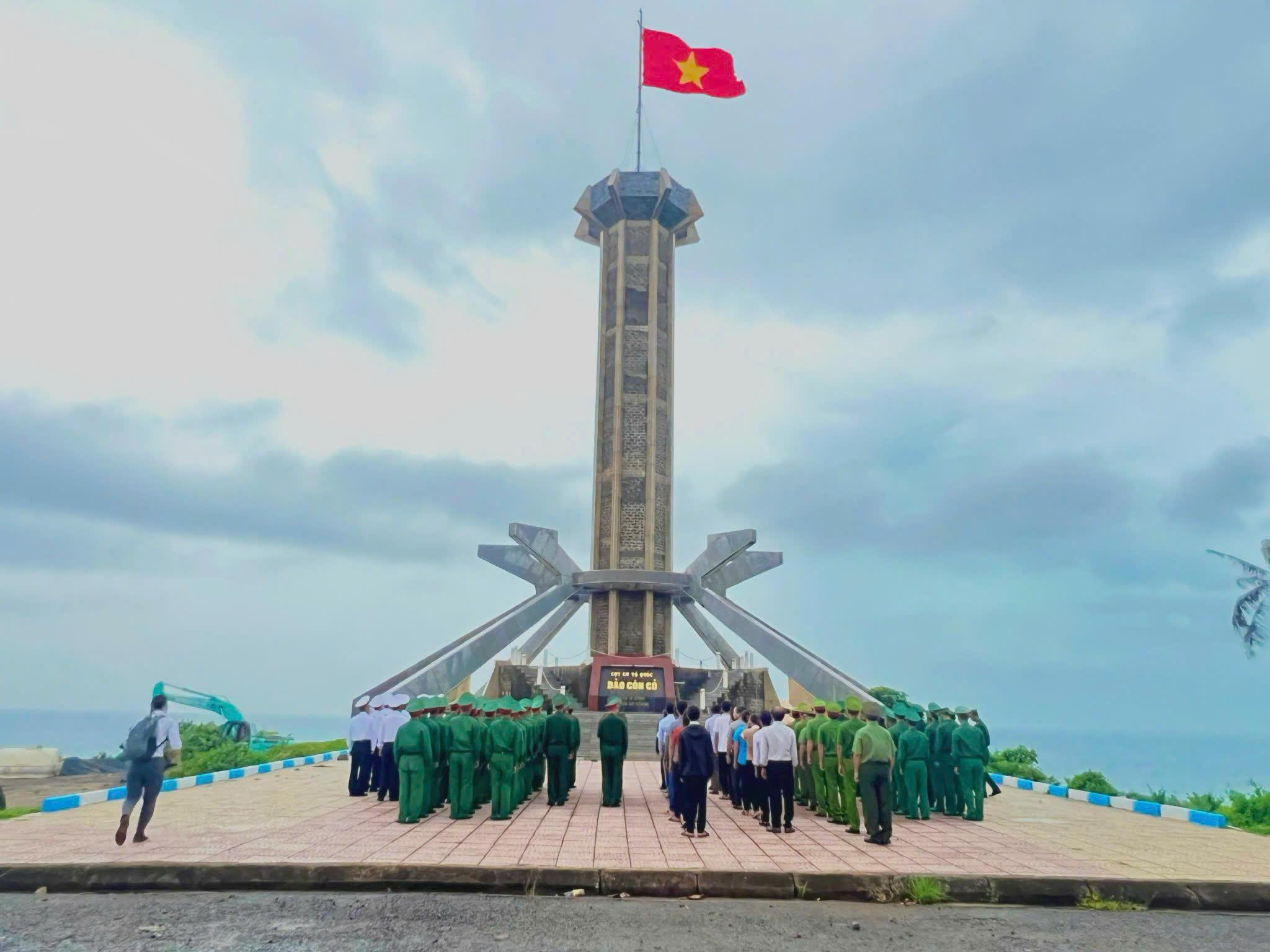 Cồn Cỏ tổ chức sinh hoạt chính trị dưới cờ